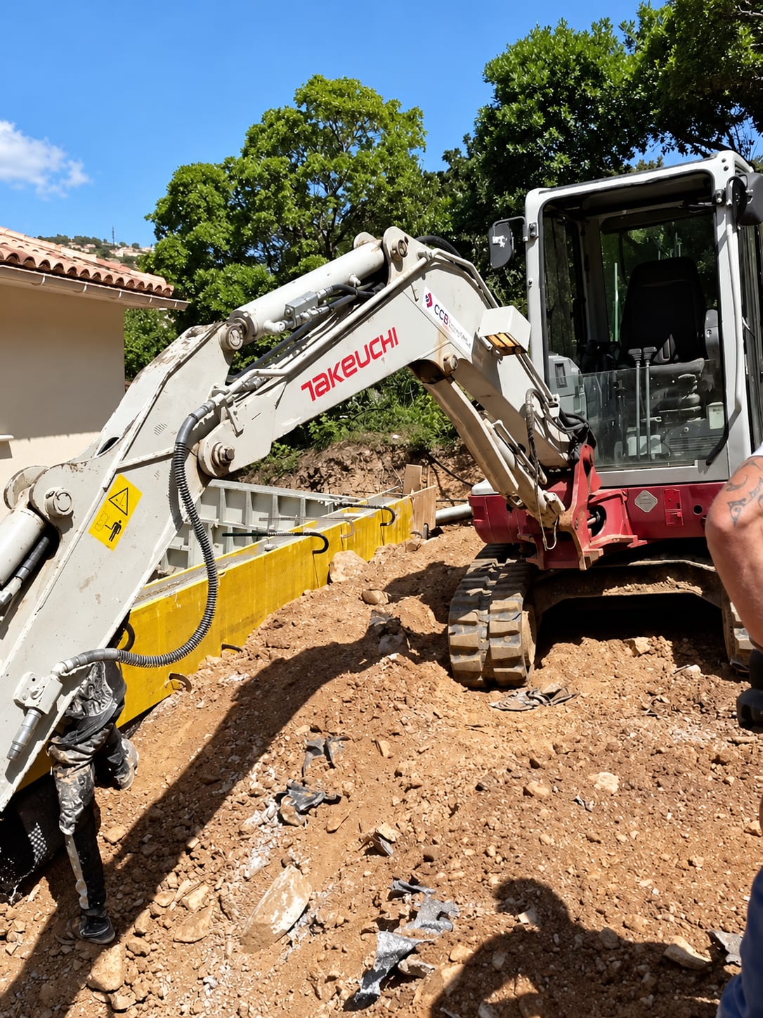 Pelle mécanique Takeuchi sur un chantier de terrassement, golfe de Saint-Tropez